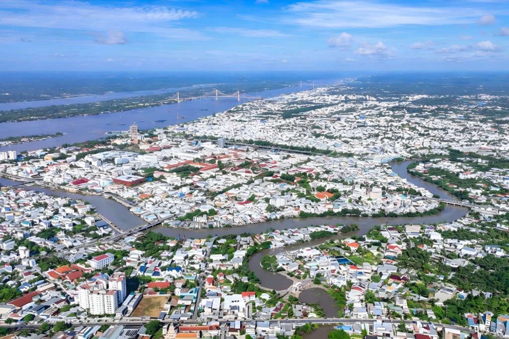 Toàn cảnh tỉnh Đồng Tháp nhìn từ trên cao, nơi hệ thống hạ tầng giao thông và đô thị đang từng bước hoàn thiện, tạo không gian phát triển mới cho kinh tế - xã hội