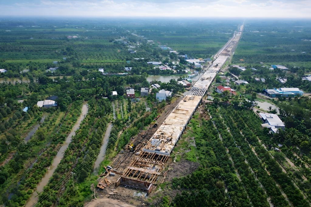 Thi công các hạng mục hạ tầng tại dự án đường bộ cao tốc Cao Lãnh - An Hữu giai đoạn 1, công trình giao thông chiến lược của tỉnh Đồng Tháp