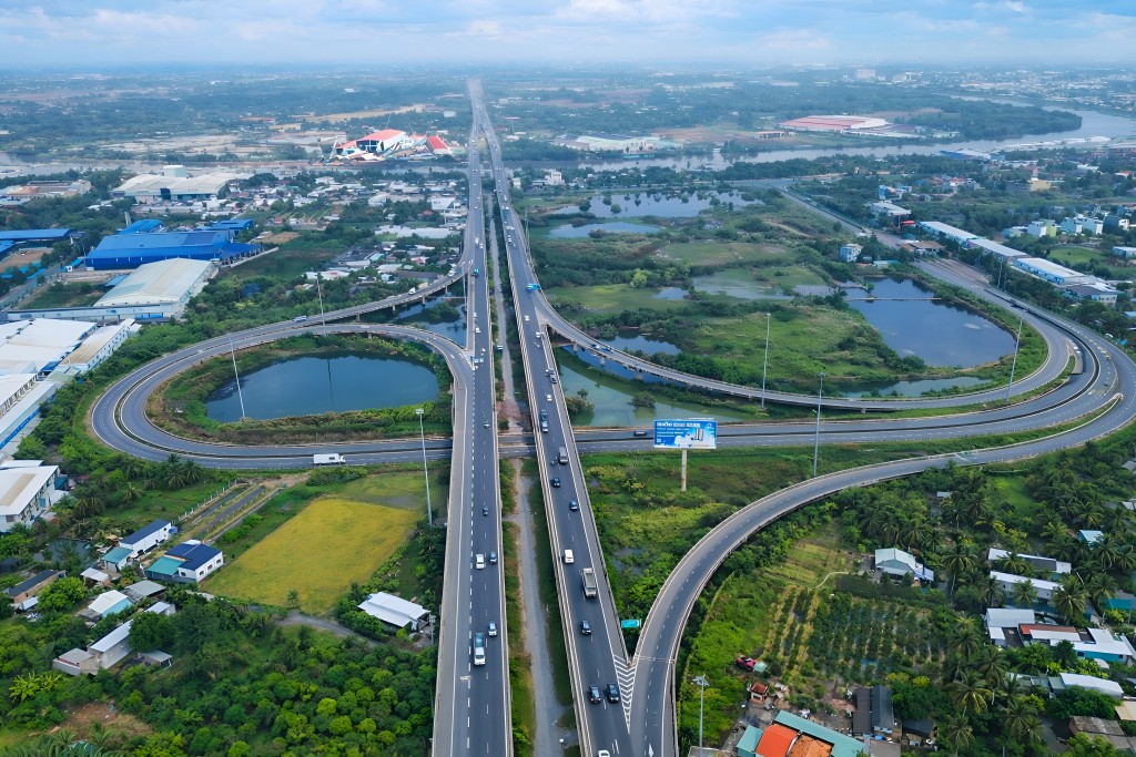Hệ thống hạ tầng giao thông và khu công nghiệp được đầu tư đồng bộ, tạo nền tảng thu hút doanh nghiệp và thúc đẩy tăng trưởng kinh tế địa phương