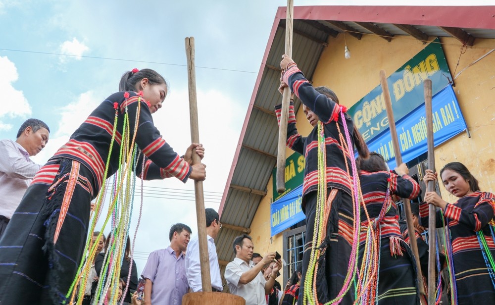 Nhiều dân tộc cùng sinh sống nên sắc màu lễ Tết ở Tây Nguyên cũng vì thế mà rất phong phú, đặc sắc