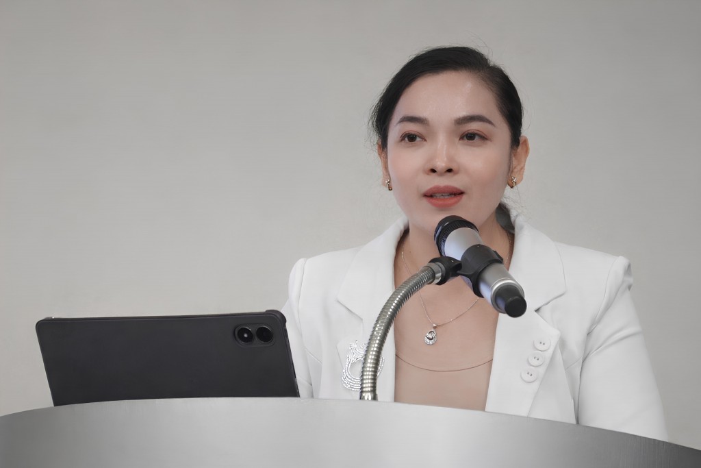 Chủ tịch Ủy ban MTTQ Việt Nam phường Thuận An Huỳnh Thị Thu Thủy trao đổi với người dân về các vấn đề đô thị và an sinh xã hội