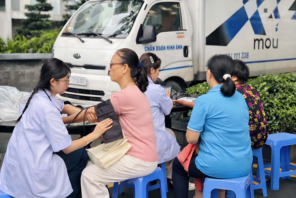 Ủy ban MTTQ phường Thuận An phối hợp Bệnh viện Chợ Rẫy tổ chức khám bệnh, cấp phát thuốc miễn phí cho người dân có hoàn cảnh khó khăn