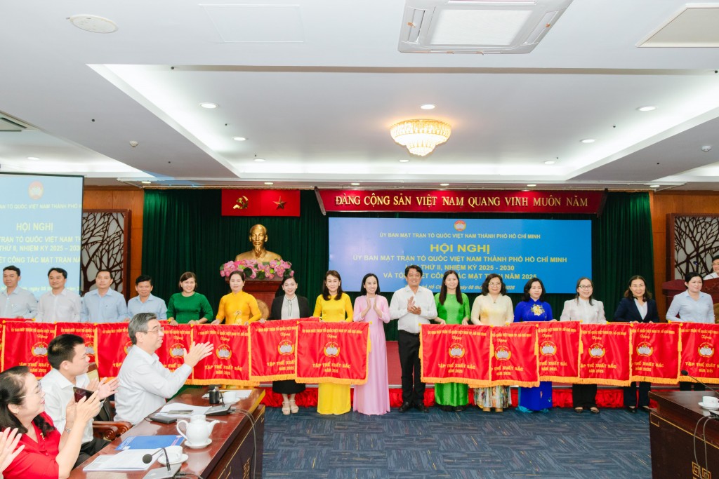 Ủy ban MTTQ Việt Nam phường Thuận An vinh dự đón nhận Cờ thi đua xuất sắc, ghi nhận những nỗ lực và hiệu quả trong triển khai công tác Mặt trận năm 2025