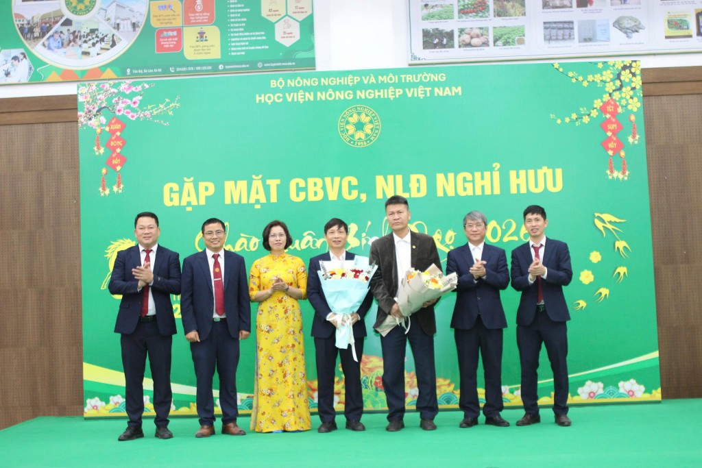 Đại diện khoa tặng hoa cho hai thầy giáo có thành tích xuất sắc