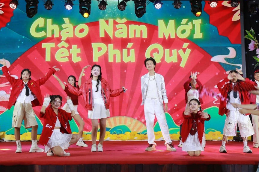 Tiết mục văn nghệ sôi động của các em thiếu nhi tại chương trình 