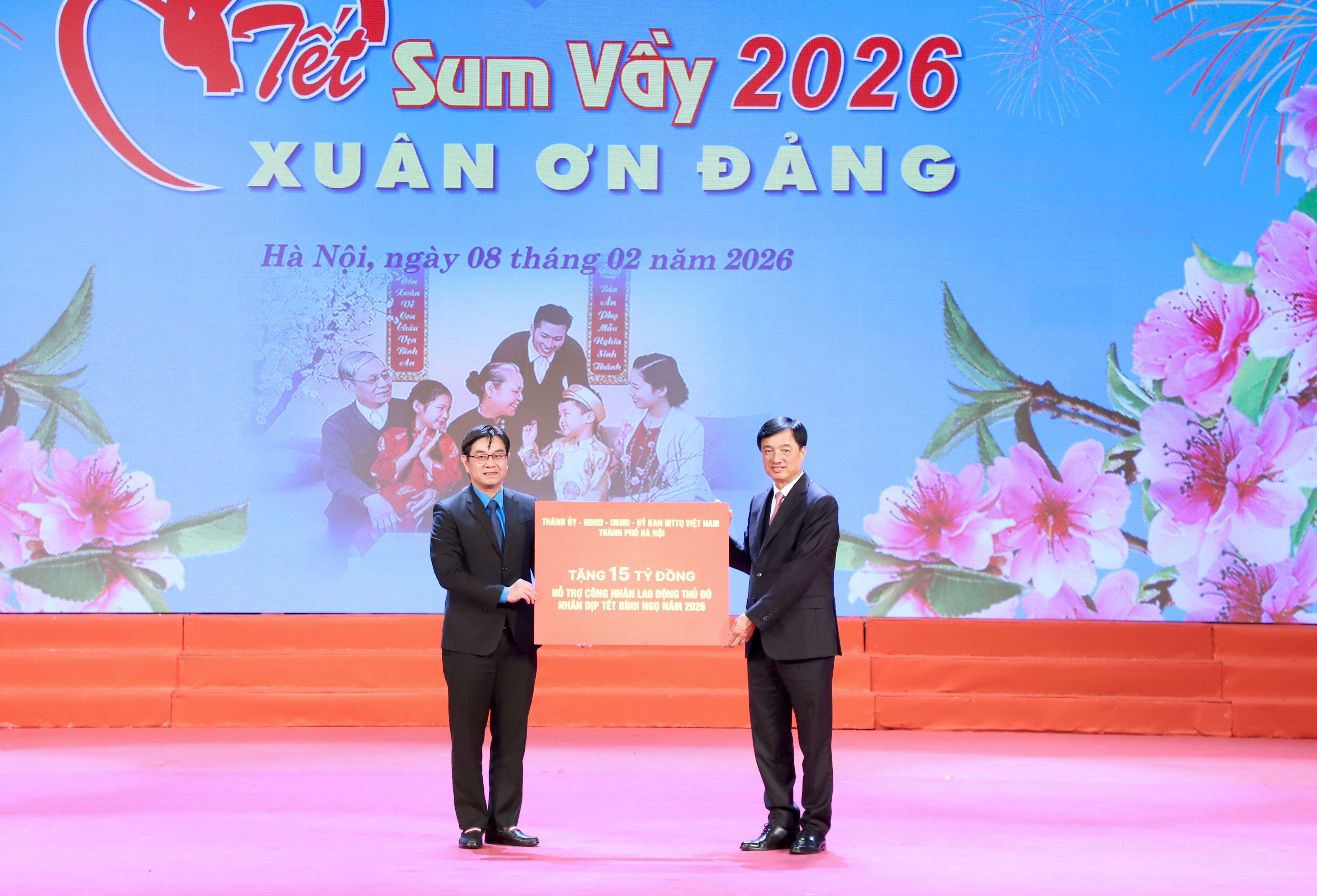 Bí thư Thành ủy Hà Nội Nguyễn Duy Ngọc trao hỗ trợ của Thành ủy - Hội đồng nhân dân - Ủy ban nhân dân - Ủy ban MTTQ Việt Nam thành phố Hà Nội cho công nhân lao động Thủ đô nhân dịp Tết Bính Ngọ năm 2026