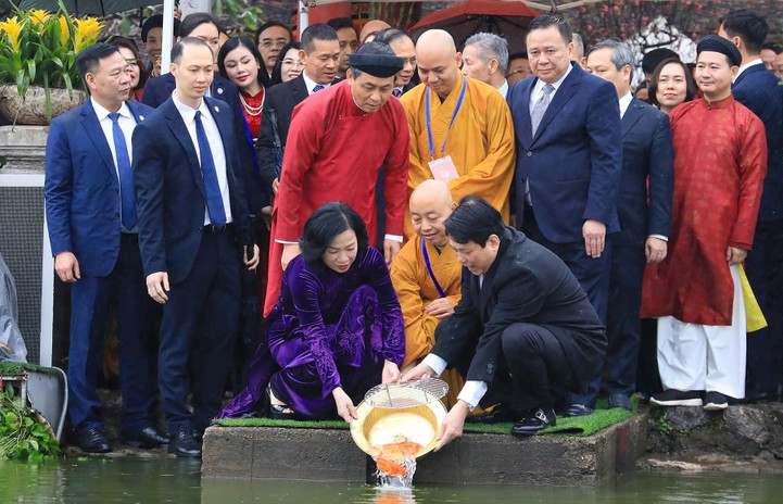 Chủ tịch nước Lương Cường cùng đại biểu kiều bào dâng hương tại Tượng đài Vua Lý Thái Tổ và đền Ngọc Sơn