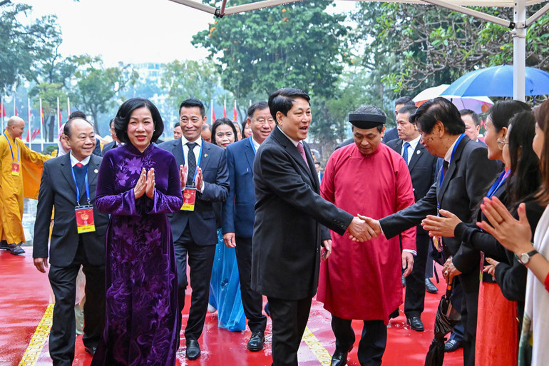 Chủ tịch nước Lương Cường cùng đại biểu kiều bào dâng hương tại Tượng đài Vua Lý Thái Tổ và đền Ngọc Sơn