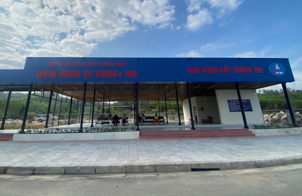 Điểm dừng xe Km96+100 đầu tiên trên tuyến cao tốc Đà Nẵng - Quảng Ngãi