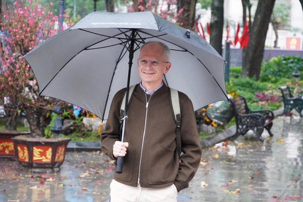 Du khách nước ngoài đội ô lắng nghe tiếng nhạc