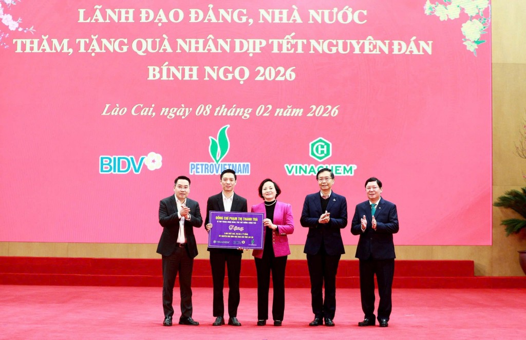 Phó Thủ tướng Phạm Thị Thanh Trà và Đoàn công tác đã trao biển hỗ trợ 2.800 suất quà, trị giá 4 tỷ đồng cho các hộ gia đình chính sách, hộ nghèo trên địa bàn tỉnh Lào Cai - Ảnh: VGP/Thu Giang