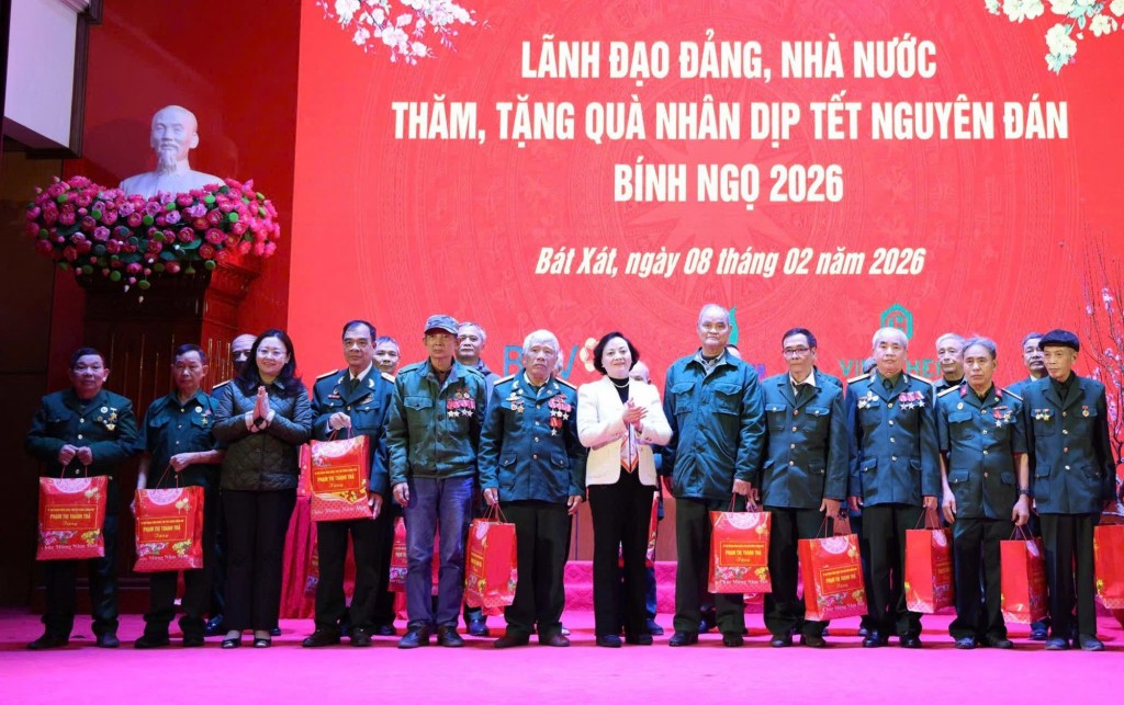 Phó Thủ tướng Phạm Thị Thanh Trà tặng quà cho các gia đình chính sách, người có công, hộ nghèo trên địa bàn xã Bát Xát, xã Trịnh Tường, chiều 8/2 - Ảnh: VGP/Thu Giang