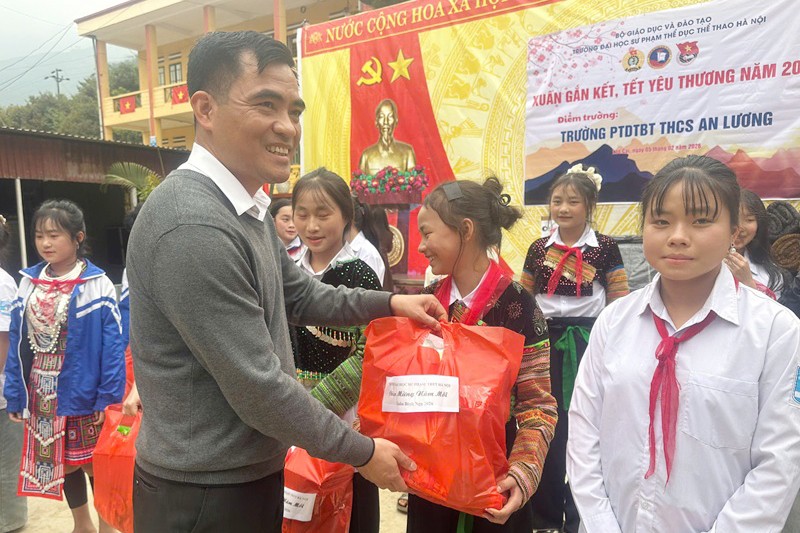 “Xuân gắn kết - Tết yêu thương 2026” bồi đắp niềm tin cho học sinh vùng đồng bào dân tộc thiểu số