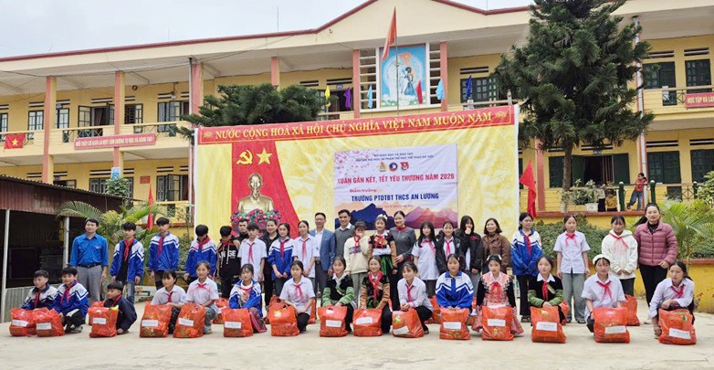 Công đoàn và Đoàn Thanh niên Trường Đại học Sư phạm TDTT Hà Nội tổ chức thiện nguyện tại Lào Cai, trao quà Tết, chăn ấm và dụng cụ thể thao cho học sinh vùng khó khăn