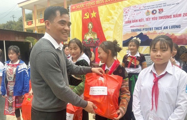“Xuân gắn kết - Tết yêu thương 2026” bồi đắp niềm tin cho học sinh vùng đồng bào dân tộc thiểu số