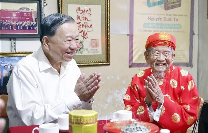 Tổng Bí thư Tô Lâm đến thăm, chúc Tết nhà nghiên cứu Nguyễn Đình Tư