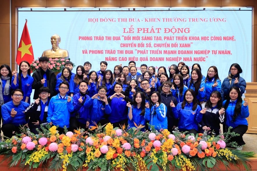 Thủ tướng và các đại biểu - Ảnh: VGP/Nhật Bắc