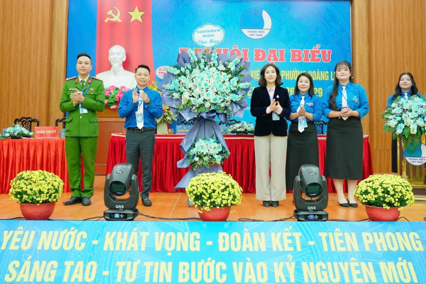 Đại hội đón nhận hoa chúc mừng từ Hội Liên hiệp Thanh niên Việt Nam thành phố Hà Nội