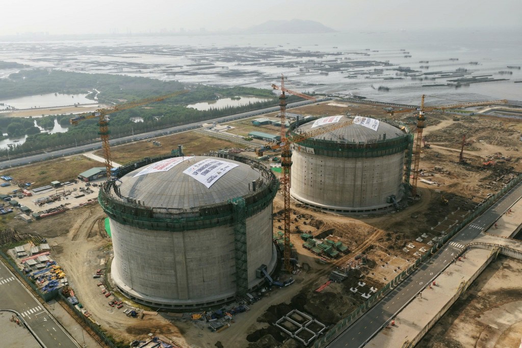 Dự án Cải tạo LSP (LSPE) tại Tổ hợp Hóa dầu Long Sơn đang được triển khai đúng tiến độ, dự kiến hoàn tất vào cuối năm 2027, củng cố nền tảng tăng trưởng dài hạn của SCG. 