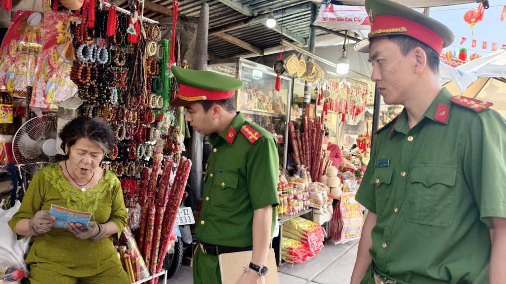 Phát cẩm nang tuyên truyền an toàn PCCC đến các tiểu thương