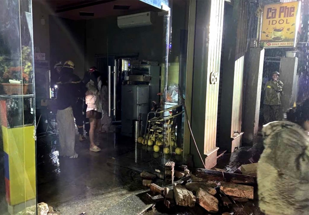 Lực lượng Cảnh sát PCCC và CNCH đưa người bị nạn ra ngoài an toàn