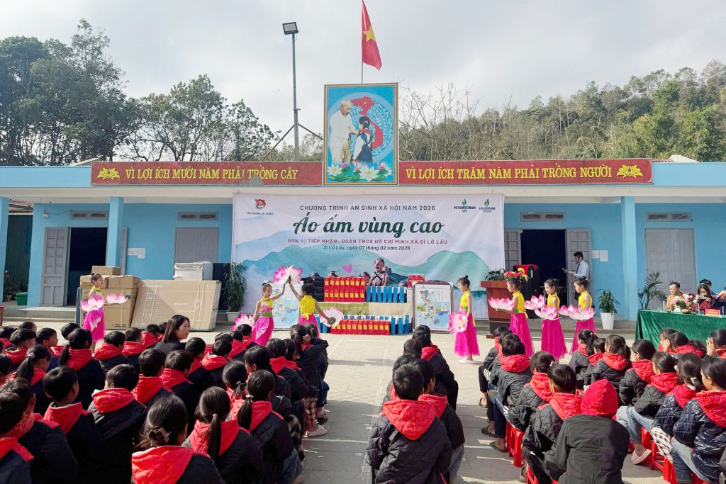 Đoàn công tác của VPI và PVChem tặng quà cho học sinh các điểm thuộc xã biên giới Sì Lở Lầu, tỉnh Lai Châu