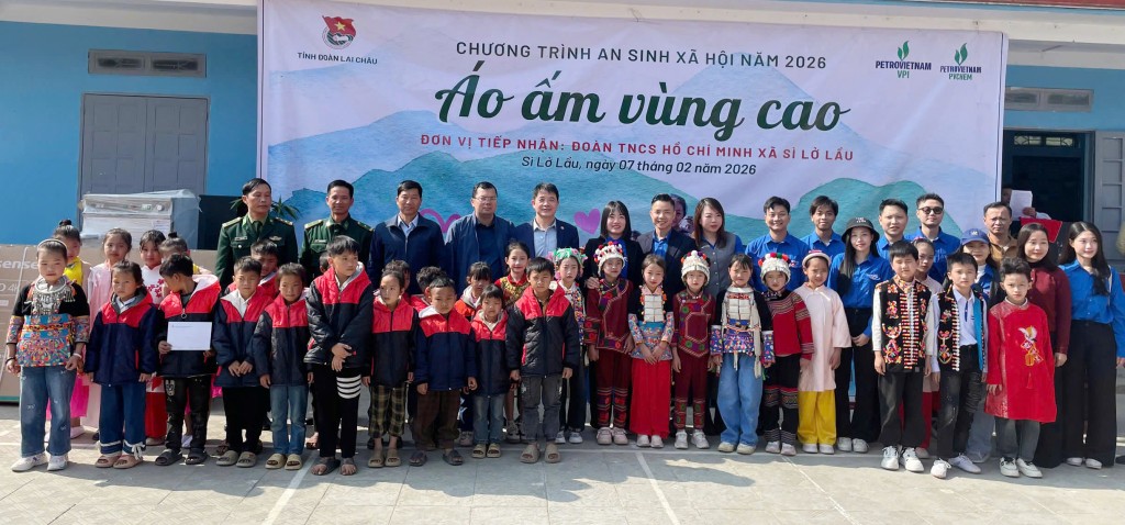 Đoàn công tác của VPI và PVChem tặng quà cho học sinh các điểm thuộc xã biên giới Sì Lở Lầu, tỉnh Lai Châu