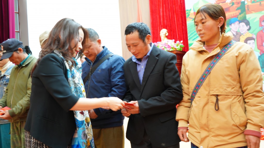 Đại diện SABECO trao tặng phong bao lì xì cho người dân tỉnh Lào Cai(1)