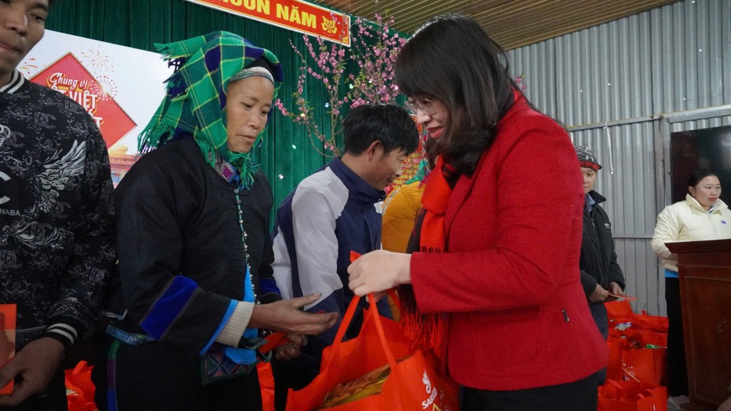 Đại diện Ủy ban TW MTTQ & chính quyền địa phương trao tặng các phần quà Chung Vị Tết Việt cho người dân