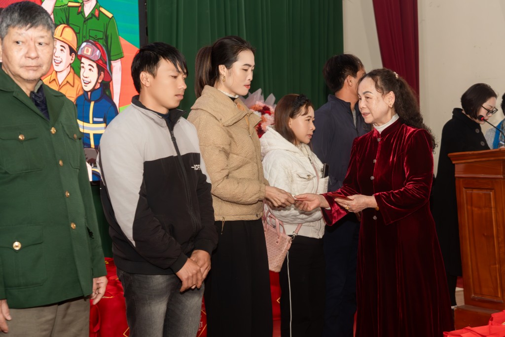 Đại diện  Ủy ban TW MTTQ & chính quyền địa phương trao tặng phong bao lì xì cho người dân tỉnh Lào Cai