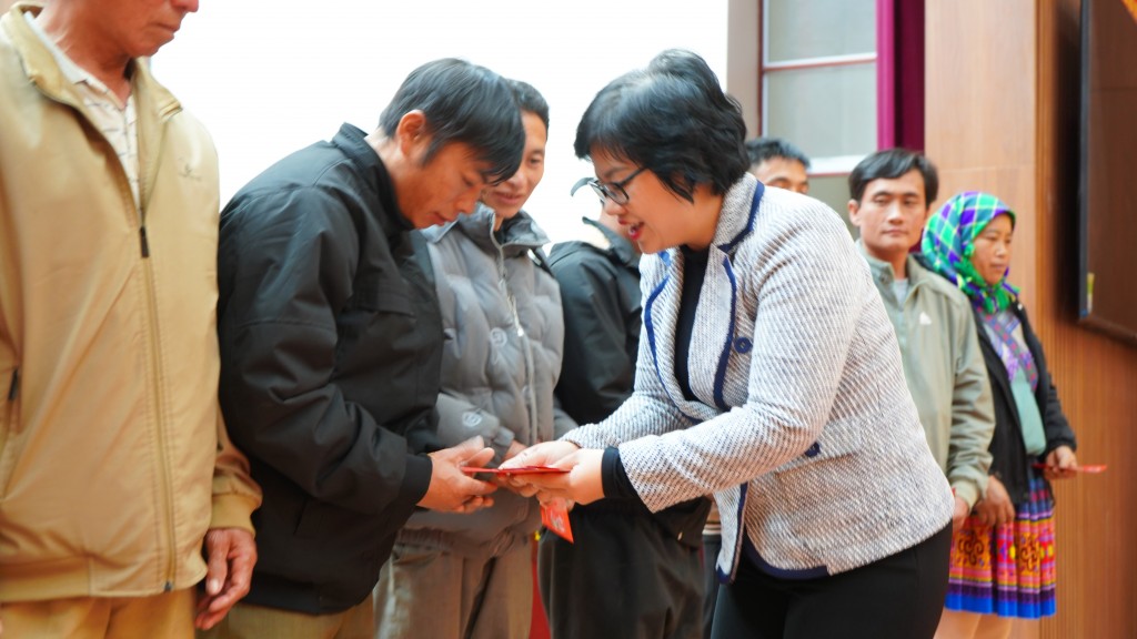 Đại diện Ủy ban TW MTTQ trao tặng phong bao lì xì cho người dân tỉnh Lào Cai