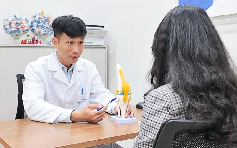 Bác sĩ Dương Văn Hiếu - Giám đốc chuyên môn Trung tâm Công nghệ cao Phương Đông, BVĐK Phương Đông đang tư vấn điều trị thoái hóa khớp