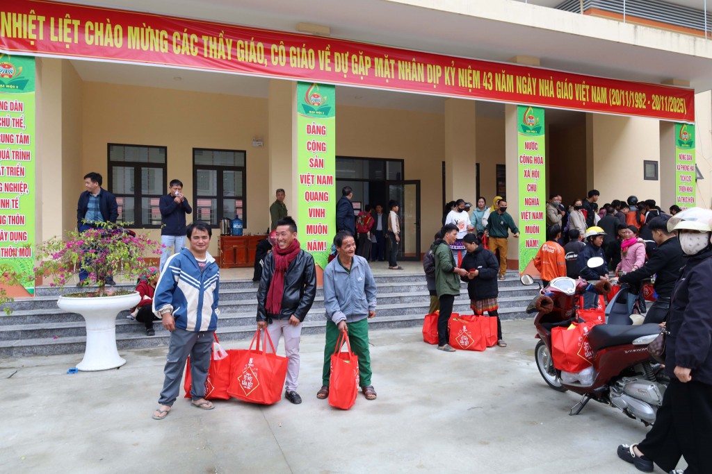 Người dân vui mừng khi nhận được những món quà tết ý nghĩa từ chương trình