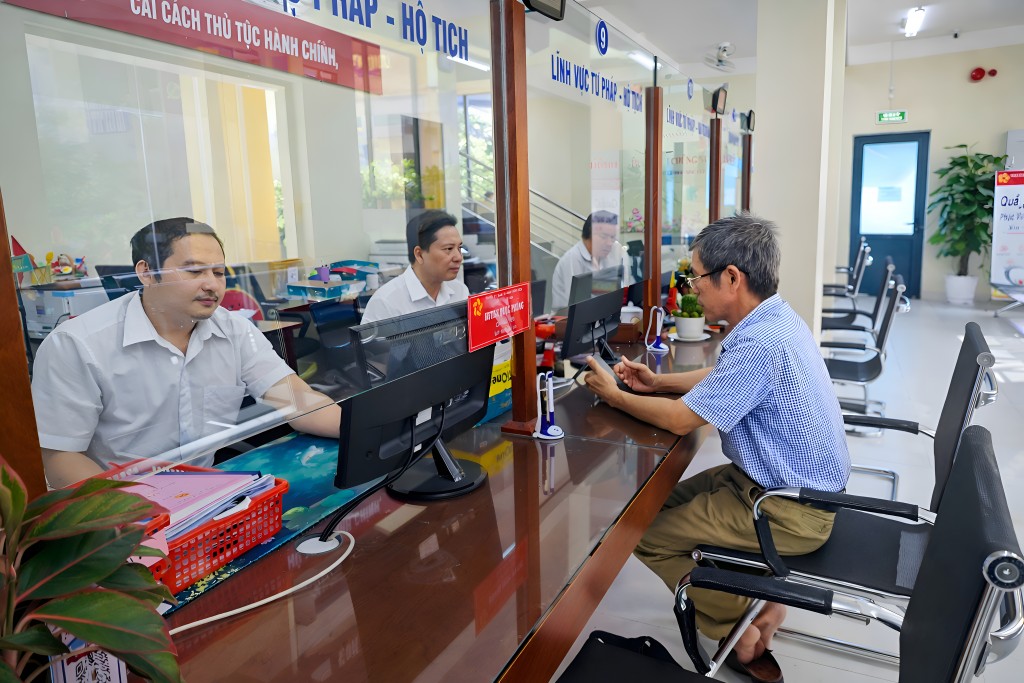 Cải cách thủ tục hành chính được triển khai từ khâu tiếp nhận và giải quyết hồ sơ cho người dân Cải cách thủ tục hành chính được triển khai từ khâu tiếp nhận và giải quyết hồ sơ cho người dân