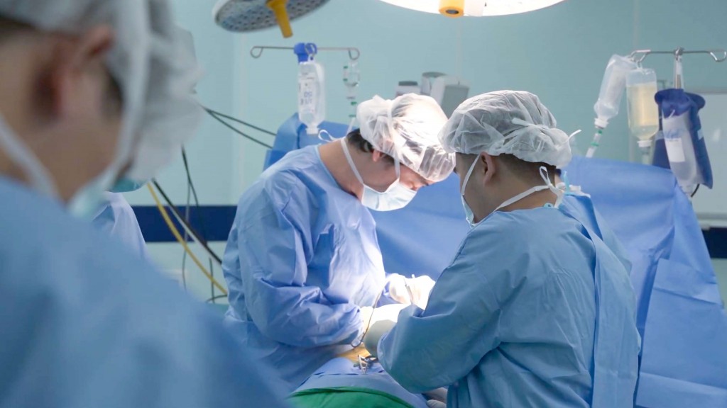  TS. Đồng Phạm Cường và các bác sĩ thực hiện phẫu thuật cho bé.