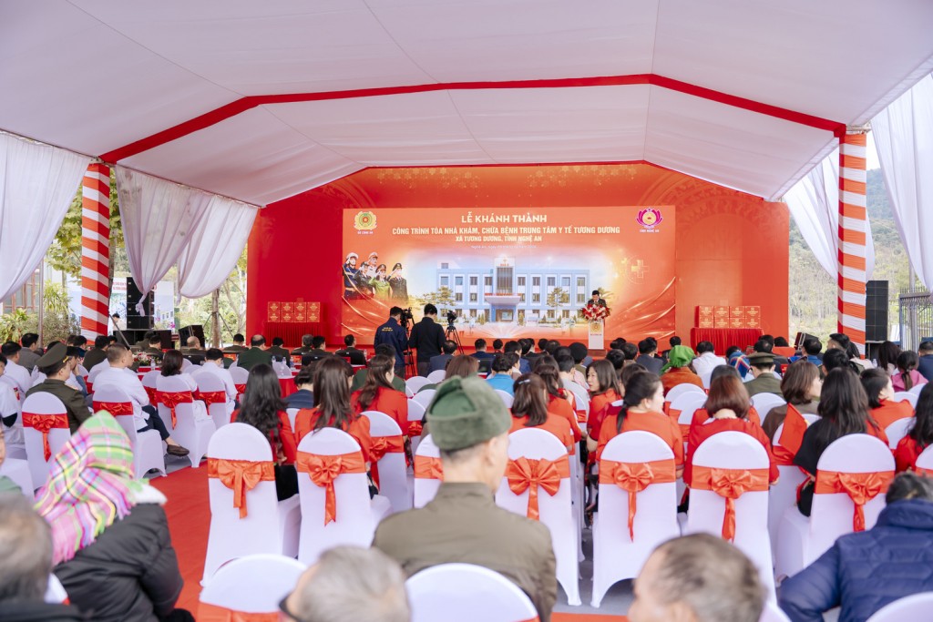 Toàn cảnh lễ khánh thành tòa nhà khám chữa bệnh Trung tâm Y tế Tương Dương. Ảnh: Ánh Dương