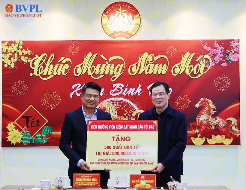 Đồng chí Nguyễn Huy Tiến, Viện trưởng VKSND tối cao trao biểu trưng kinh phí tặng quà Tết (500 triệu đồng) tặng các hộ gia đình chính sách, hoàn cảnh khó khăn tại trụ sở Uỷ ban MTTQ Việt Nam tỉnh Cao Bằng.