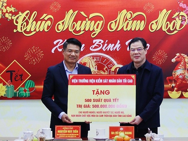 Viện trưởng VKSND tối cao thăm, tặng quà dịp Tết Nguyên đán Bính Ngọ tại tỉnh Cao Bằng