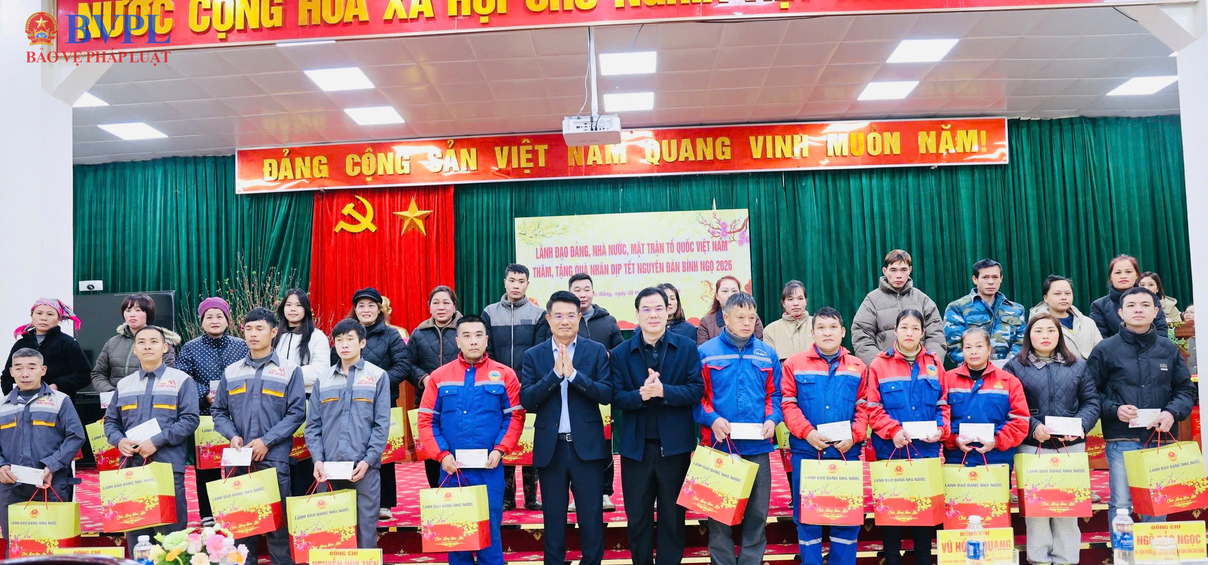 Đồng chí Nguyễn Huy Tiến, Viện trưởng VKSND tối cao và đồng chí Vũ Hồng Quang, Phó Bí thư Tỉnh ủy, Chủ tịch Uỷ ban MTTQ Việt Nam tỉnh trao quà tặng công nhân, người lao động có hoàn cảnh khó khăn tại trụ sở UBND xã Nguyên Bình.