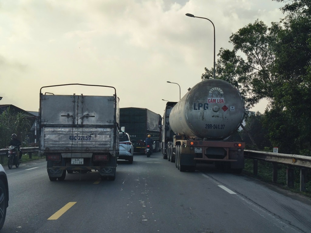 Giao thông khu vực bị ùn ứ trong thời gian ngắn, lực lượng chức năng đã có mặt tại hiện trường (Ảnh: Hoài Sơn).