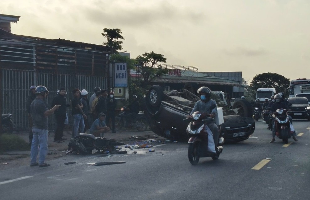 Ô tô lật ngửa sau va chạm liên hoàn tại Đà Nẵng