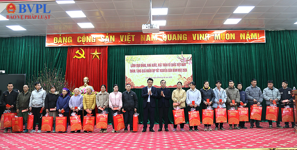 Đồng chí Nguyễn Huy Tiến, Viện trưởng VKSND tối cao và đồng chí Hồ Đức Anh, Phó Bí thư Thường trực Đảng ủy, Phó Viện trưởng VKSND tối cao trao quà tặng các hộ gia đình khó khăn tại trụ sở UBND xã Nguyên Bình.