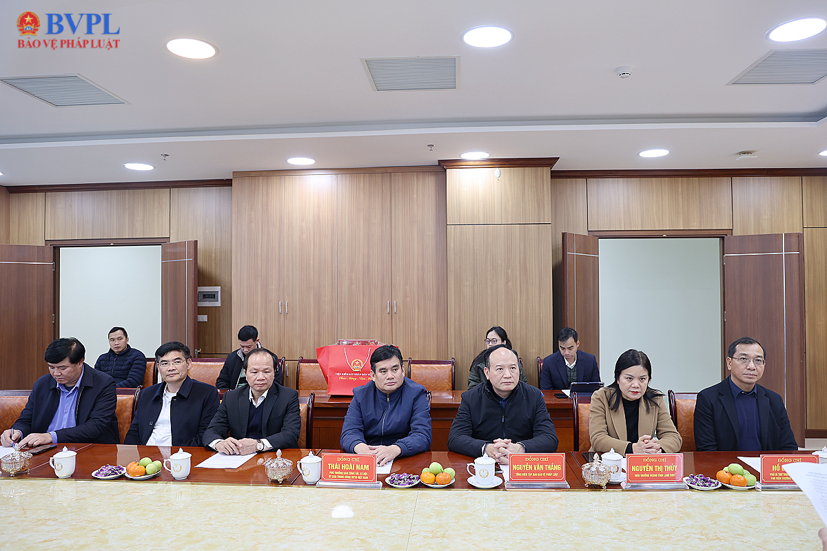 Các đồng chí thành viên Đoàn công tác của VKSND tối cao dự chương trình tặng quà.