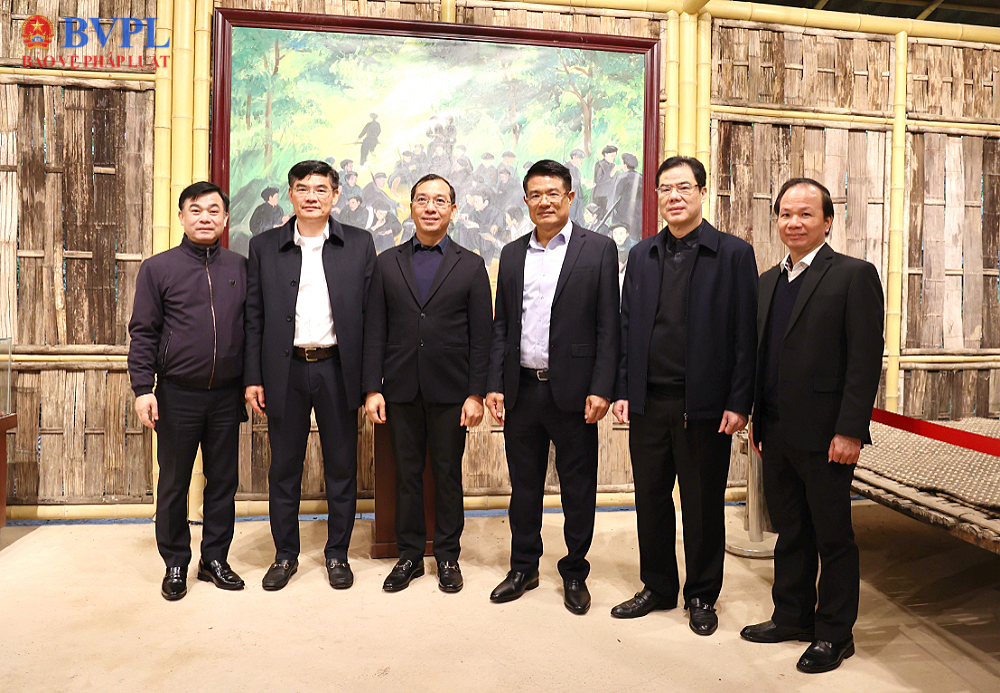 Viện trưởng VKSND tối cao thăm, tặng quà dịp Tết Nguyên đán Bính Ngọ tại tỉnh Cao Bằng