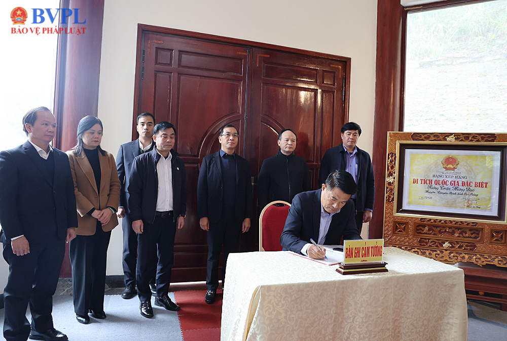 Viện trưởng VKSND tối cao thăm, tặng quà dịp Tết Nguyên đán Bính Ngọ tại tỉnh Cao Bằng