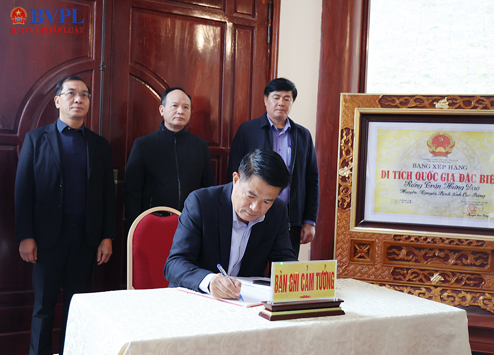 Viện trưởng VKSND tối cao thăm, tặng quà dịp Tết Nguyên đán Bính Ngọ tại tỉnh Cao Bằng