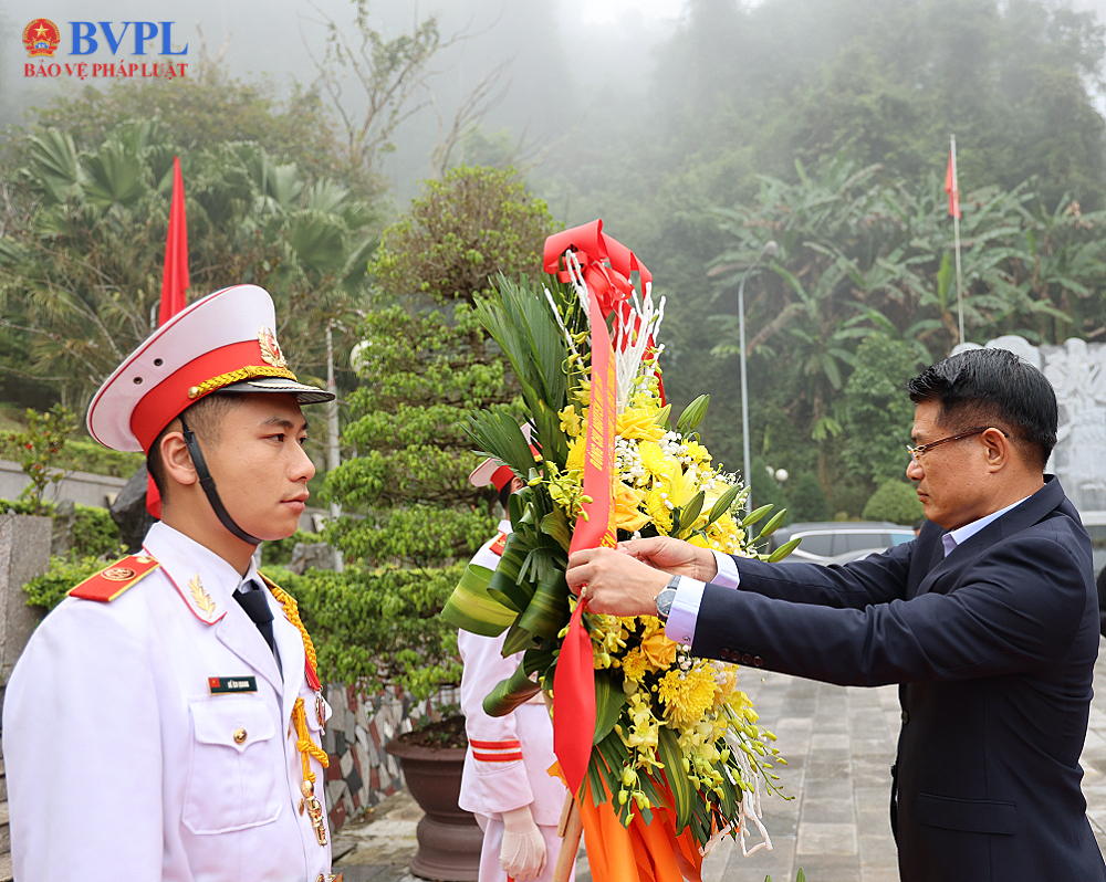 Viện trưởng VKSND tối cao thăm, tặng quà dịp Tết Nguyên đán Bính Ngọ tại tỉnh Cao Bằng