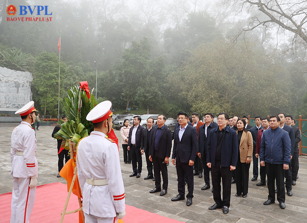 Viện trưởng VKSND tối cao thăm, tặng quà dịp Tết Nguyên đán Bính Ngọ tại tỉnh Cao Bằng