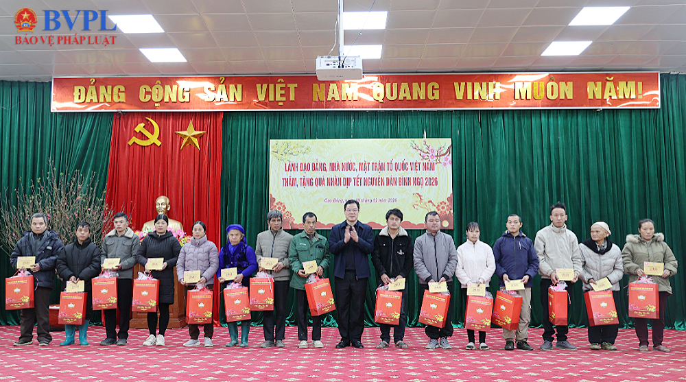 Viện trưởng VKSND tối cao thăm, tặng quà dịp Tết Nguyên đán Bính Ngọ tại tỉnh Cao Bằng