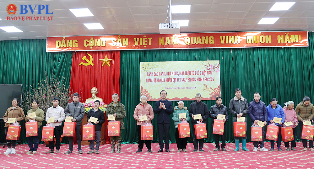 Viện trưởng VKSND tối cao thăm, tặng quà dịp Tết Nguyên đán Bính Ngọ tại tỉnh Cao Bằng